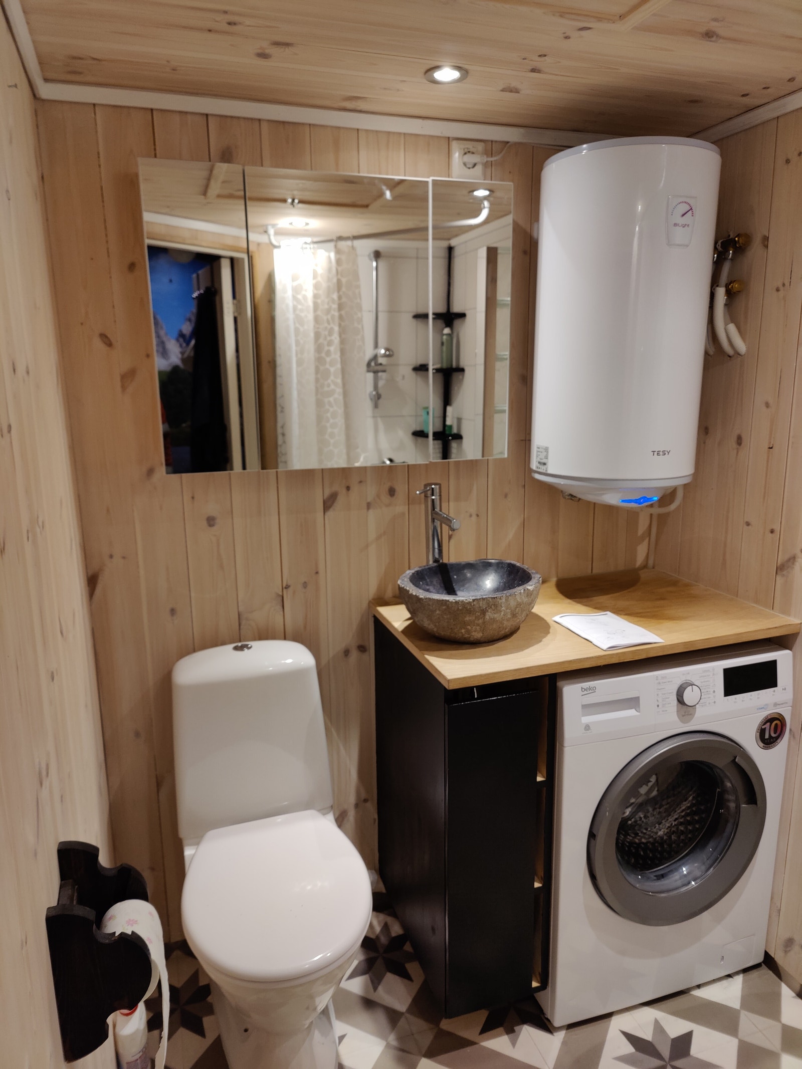 Bad med wc, dusj og vaskemaskin Galleribilde