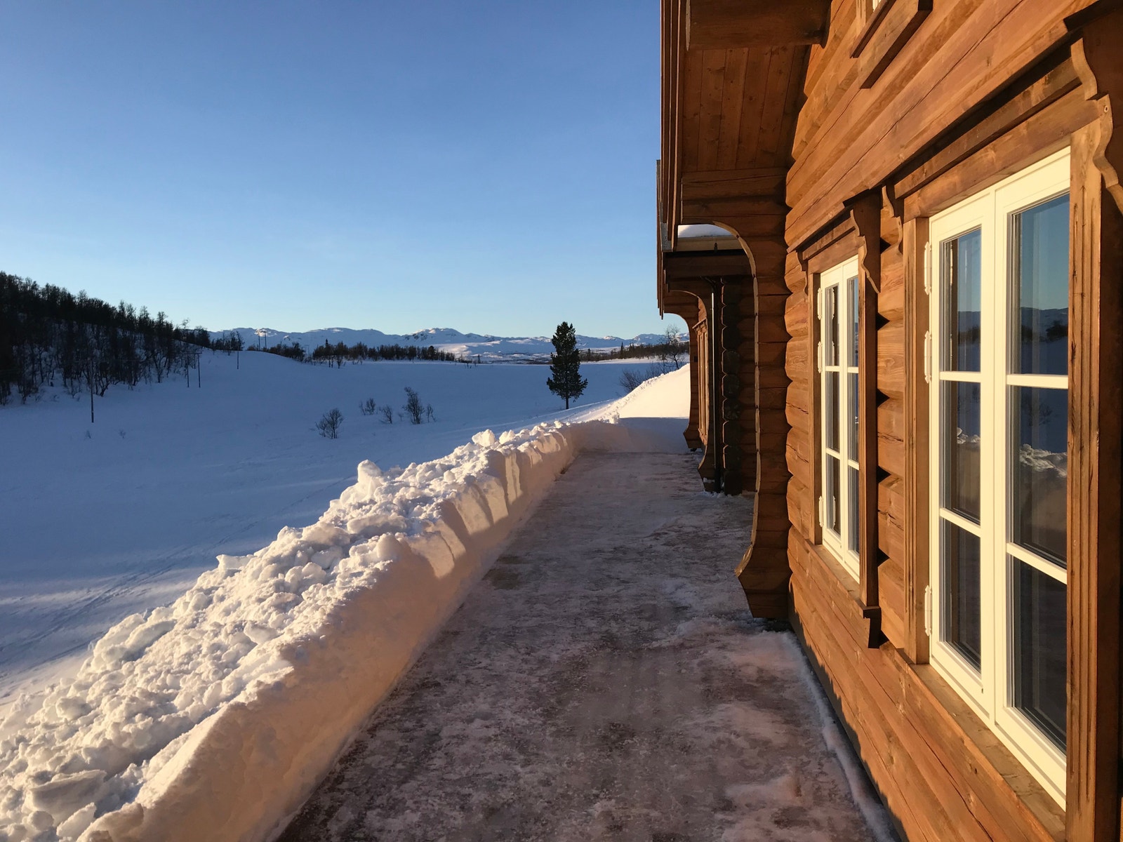 Nyoppført og innholdsrik kvalitetshytte med flott utsikt, topp solforhold, usjenert, midt i 150 km skiløyper. Velkommen! Galleribilde