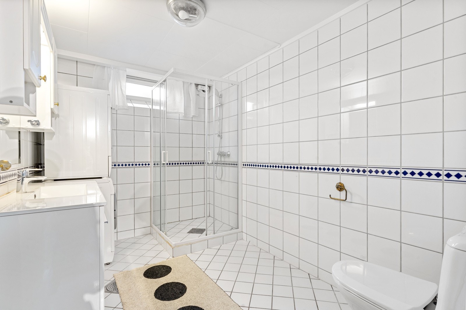 Romslig bad med vaskemaskin og tørketrommel Galleribilde