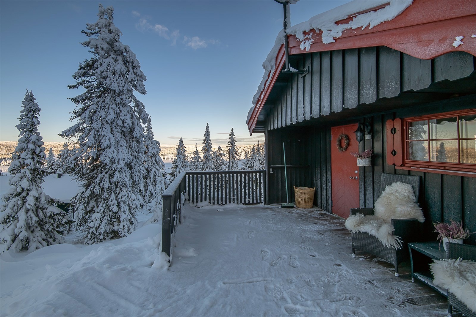 Den store og delvis overbygde terrassen har gode solforhold og direkte nedgang til terreng. Galleribilde