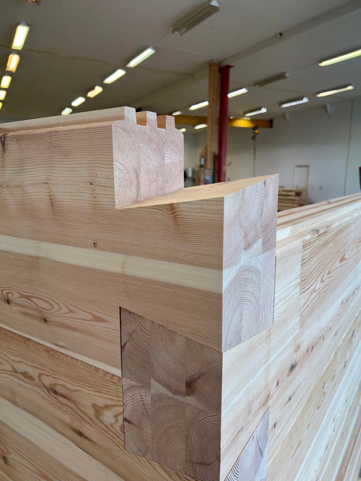 Lafteknutene blir laget med høy presisjon, og sinklaften blir kassekledd slik at man unngår det store vedlikeholdsbehovet som det er på vanlige laftverk Galleribilde