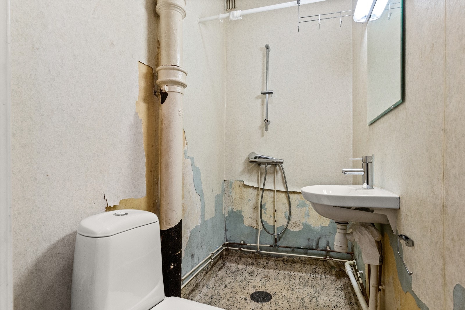 Bad med behov for totalrenovering. Galleribilde