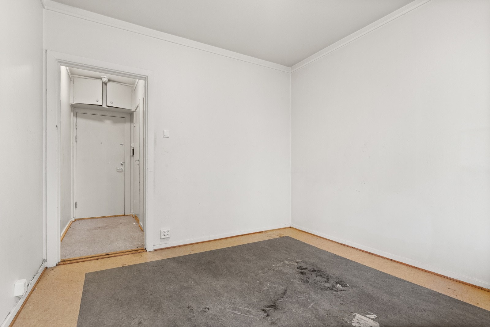 Leiligheten ligger i byggets 1. etasje en trapp opp fra gateplan. Galleribilde