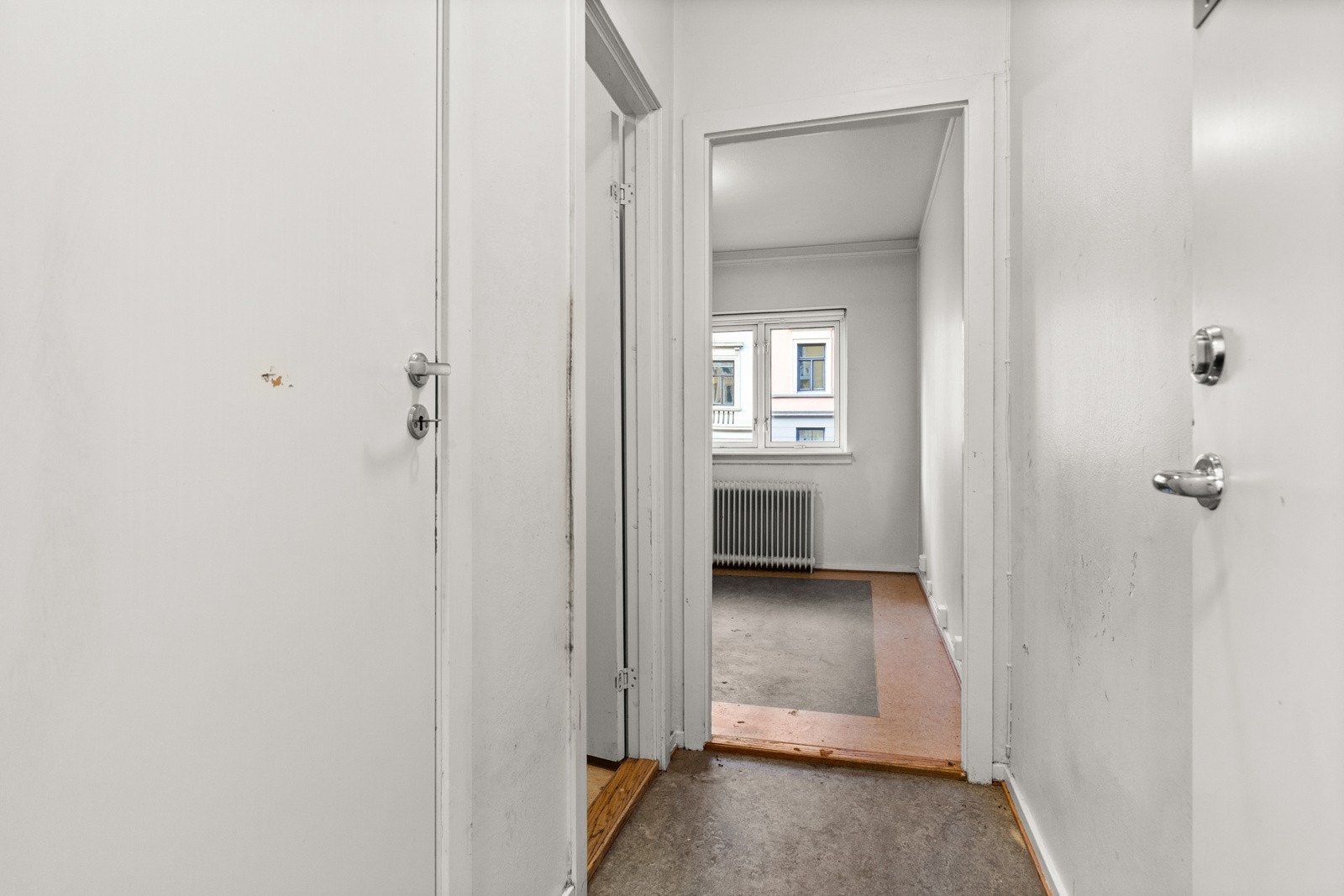 Entré med plass til skohyller og knaggrekker for oppbevaring. Galleribilde