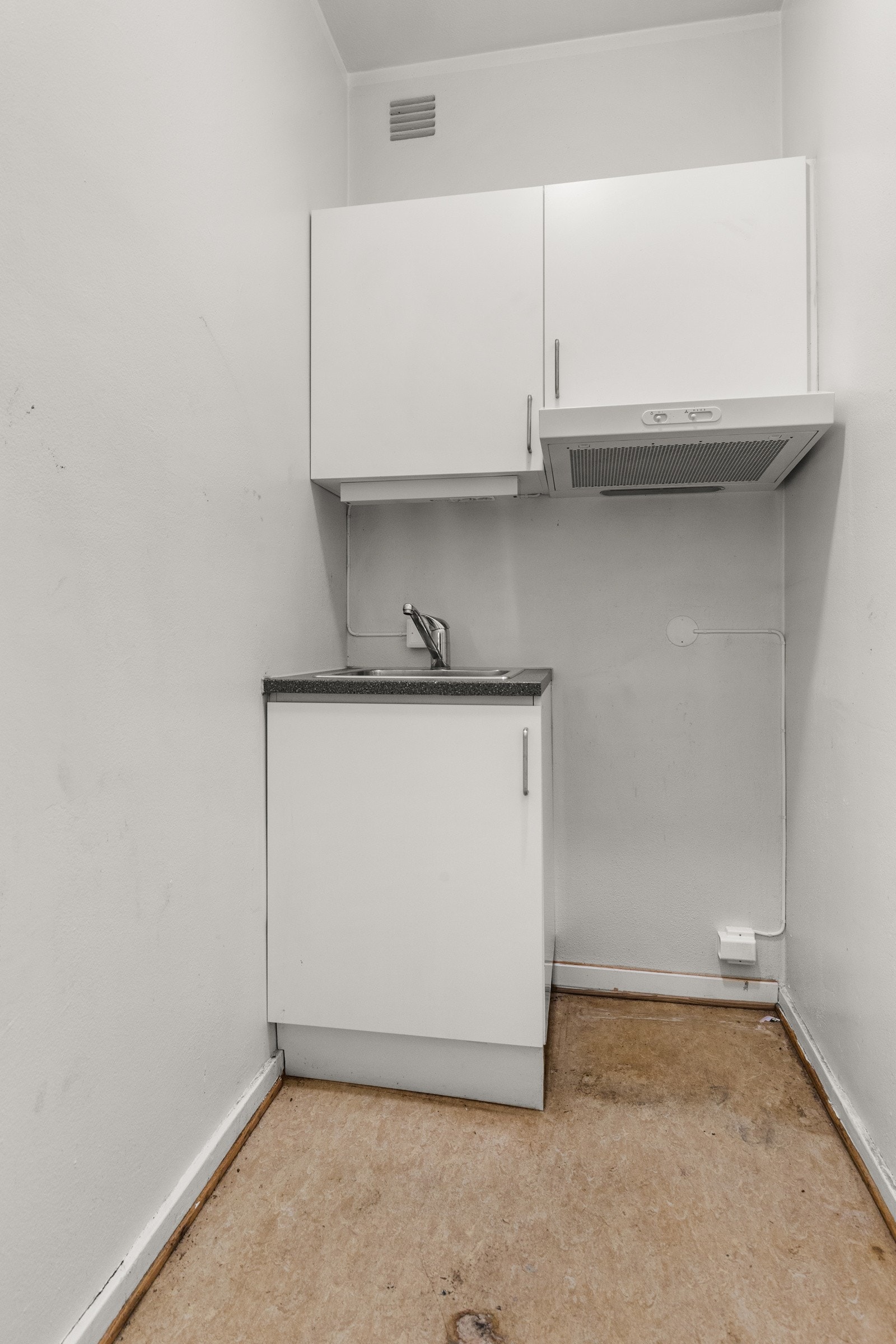 Kjøkkenet har behov for utskiftning-/ oppussing. Galleribilde