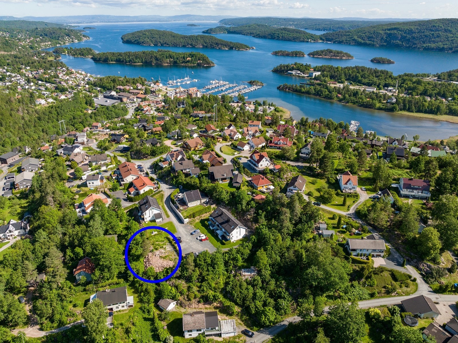 Tomten ligger høyt og fritt. Tomten er markert med ca. grenser Galleribilde