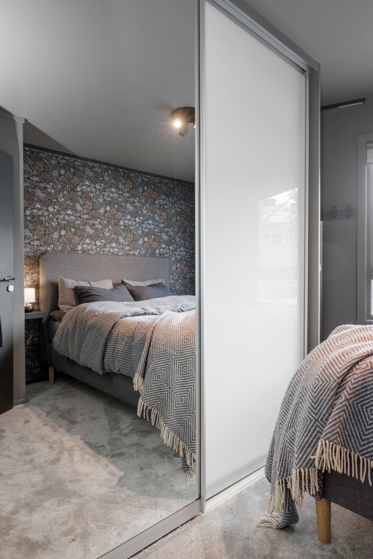 God plass til dobbeltseng, nattbord og garderobe. Galleribilde