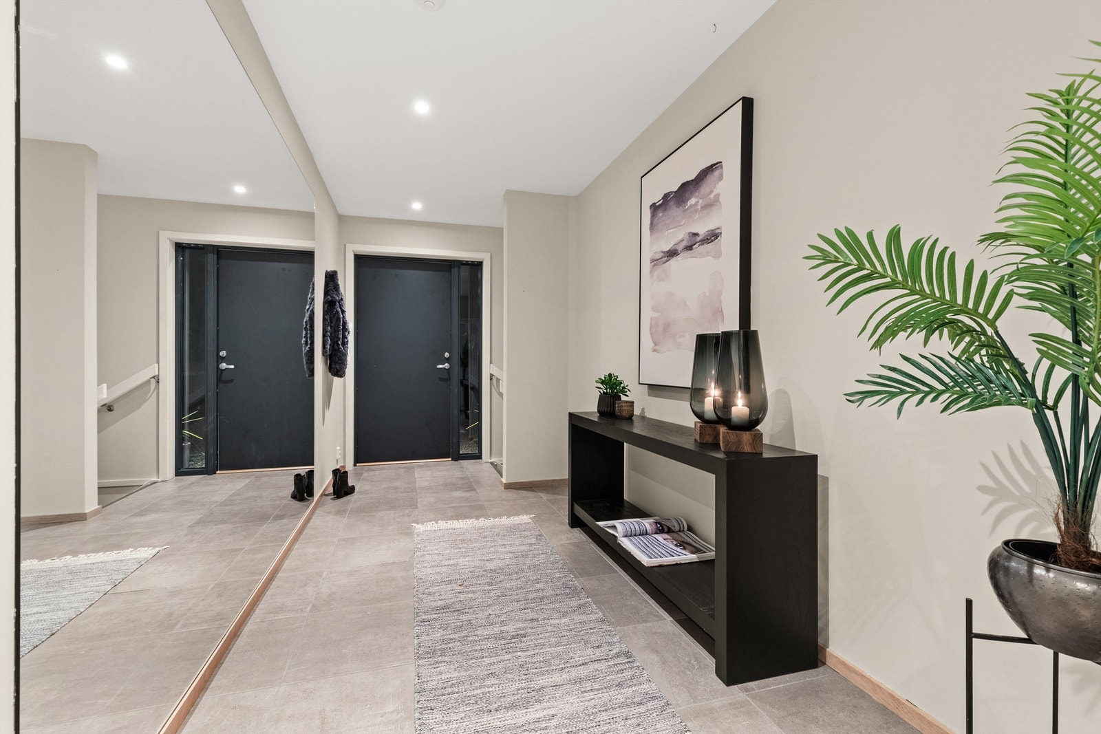 Entré med trappegang til underetasjen Galleribilde