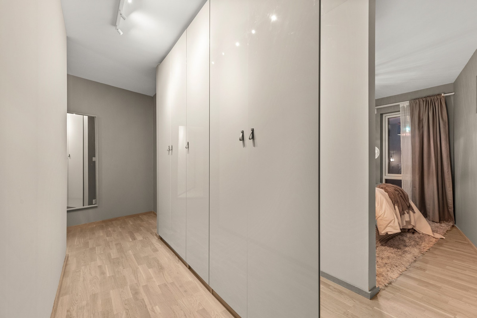 Romslig garderobeløsning med takhøye garderobeskap Galleribilde