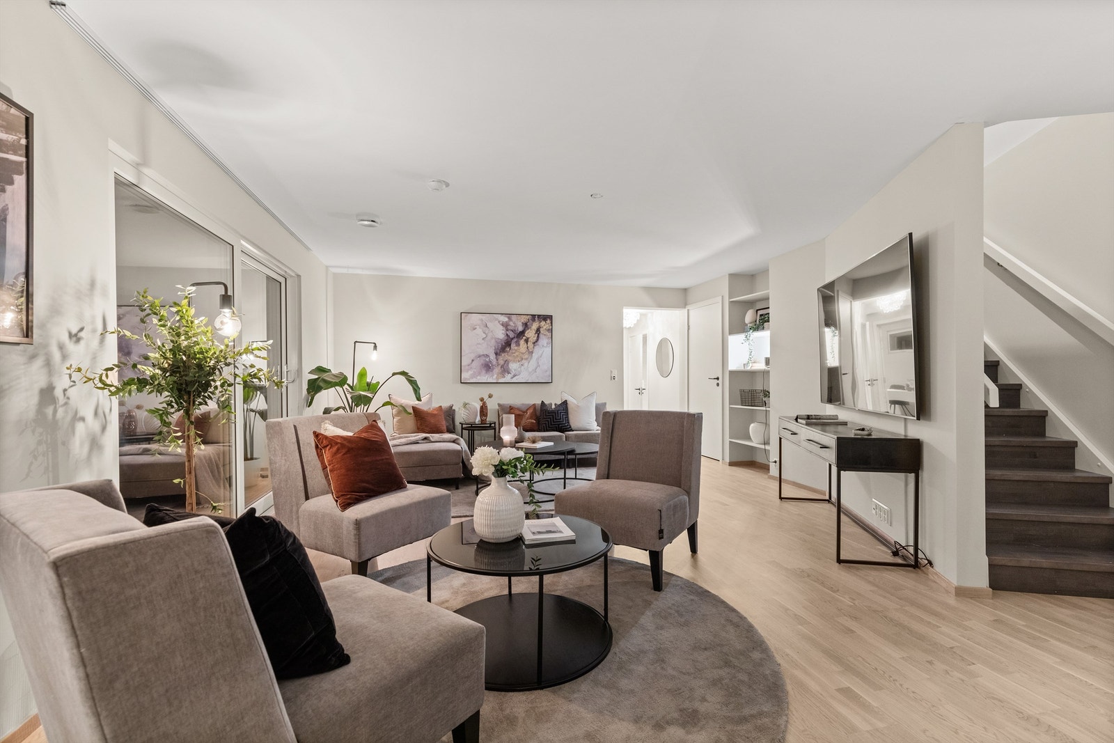 Stue i underetasjen med sofaområde og sittegruppe Galleribilde