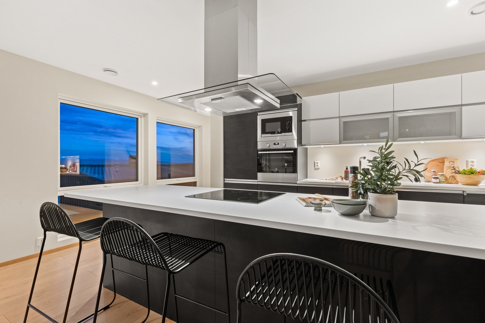 Pent kjøkken med helintegrerte hvitevarer Galleribilde