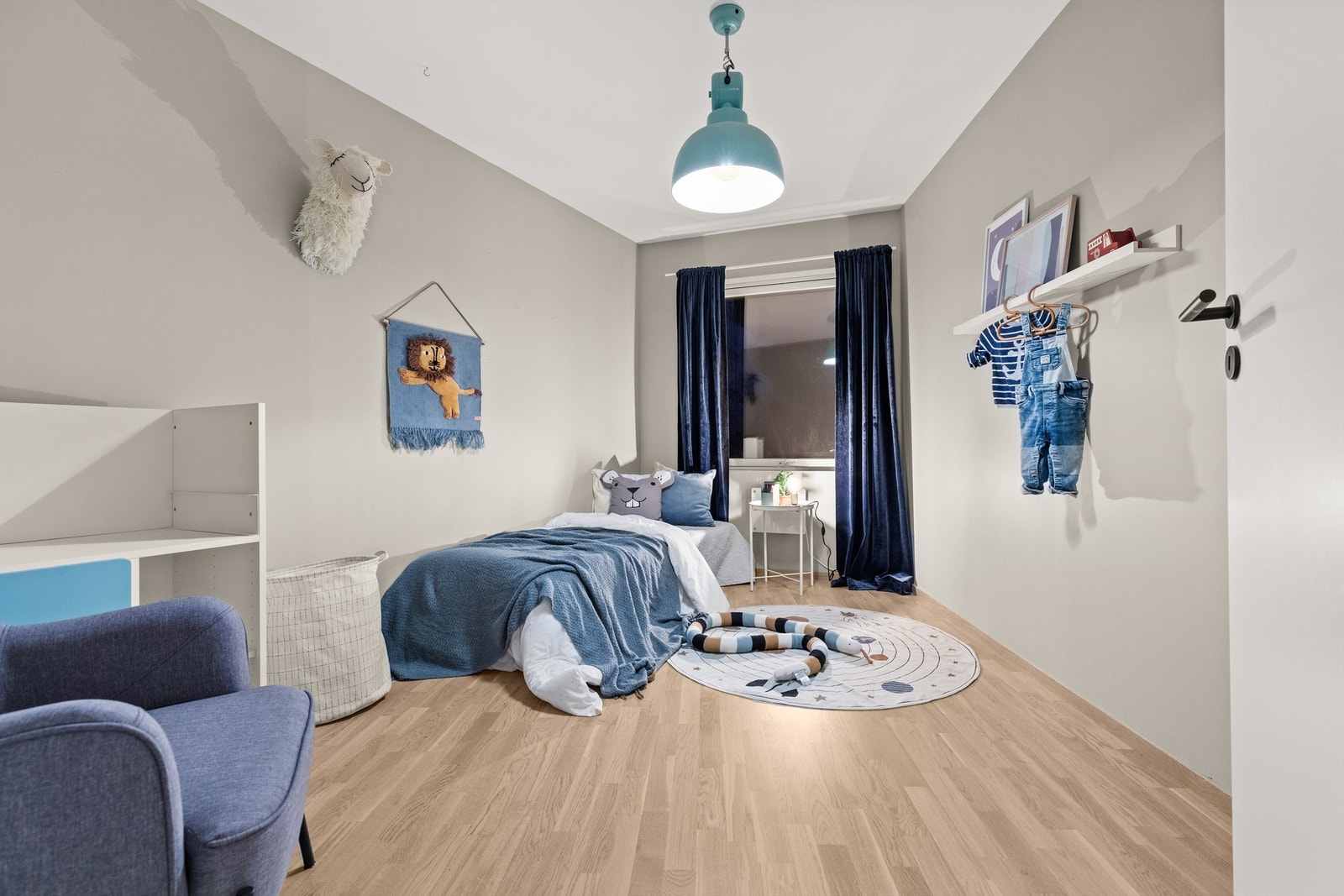 Soverom 2 med 3-stavs parkett på gulv, malte vegger og malt himling Galleribilde