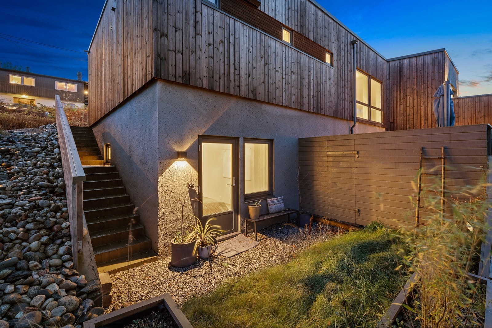 Utvendig trappeadkomst langs boligen til boligens underetasje (evt. en fremtidig hybel) Galleribilde