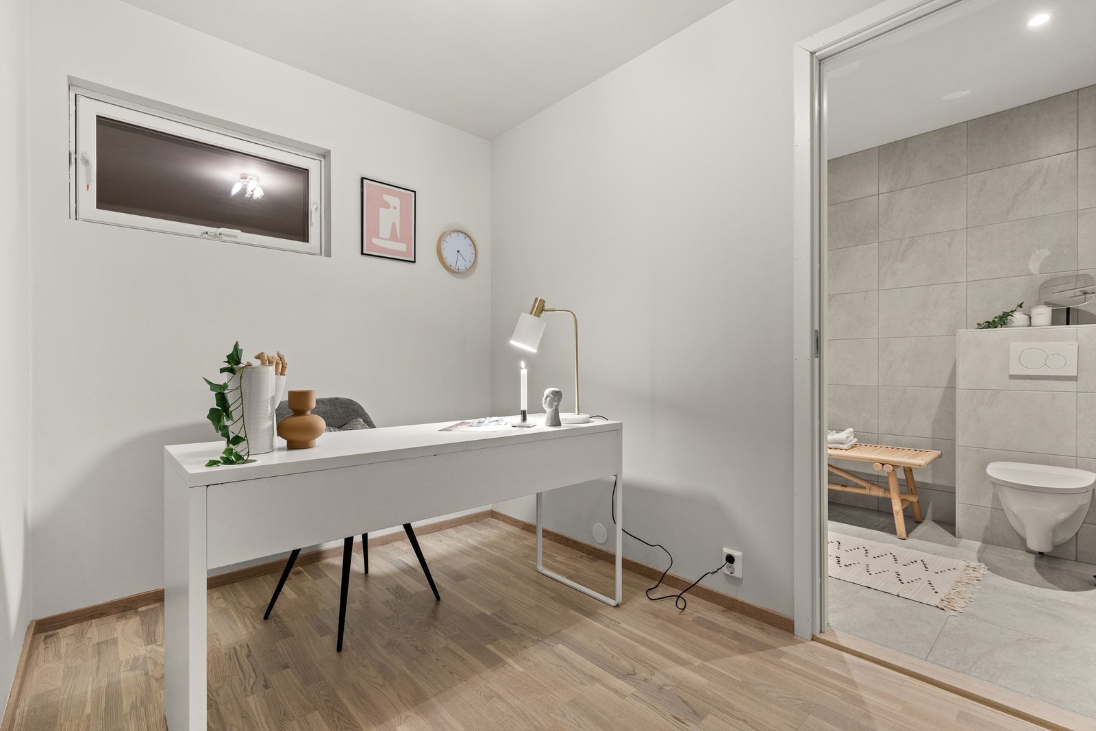 Kontor med 3-stavs parkett på gulv, malte vegger og malt himling Galleribilde