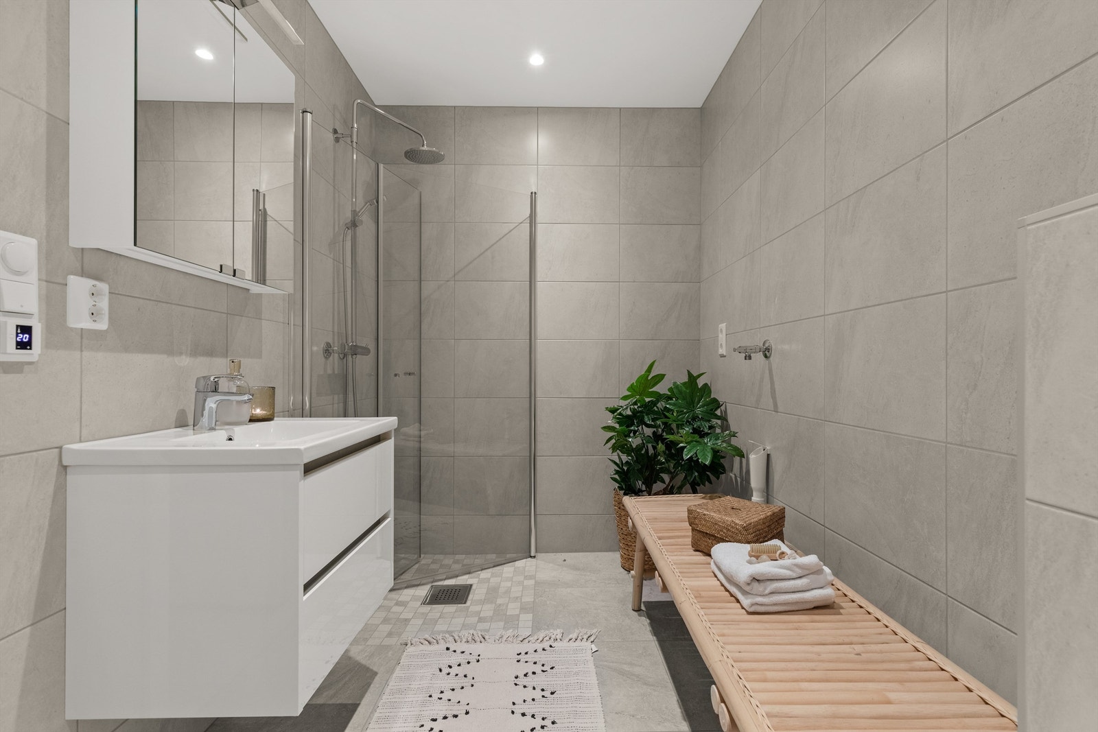 Flislagt bad 3 i u. etg med regnfallsdusj og varmekabler Galleribilde