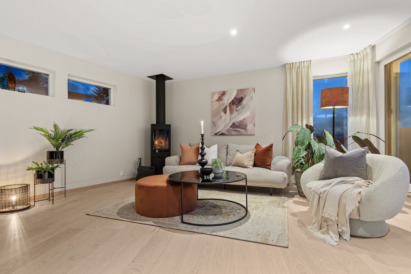 Gjennomgående lys og stilren utførelse i boligen Galleribilde