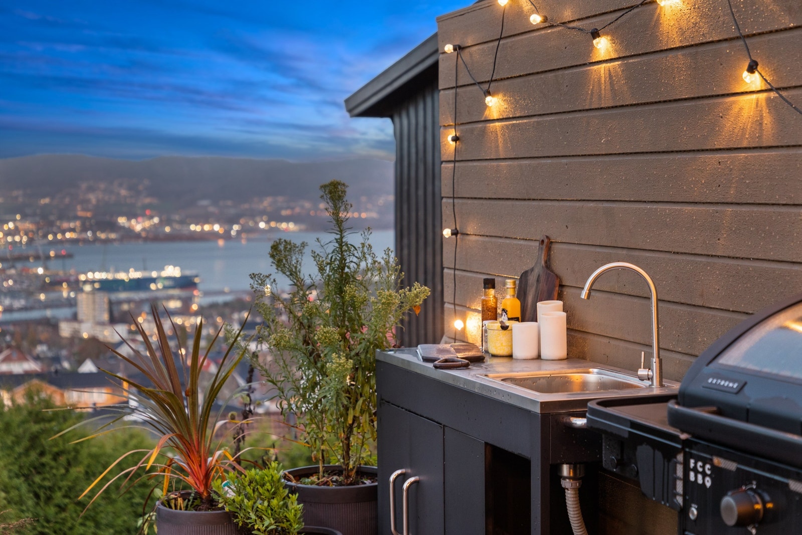 Etablert opplegg for utekjøkken med vann på terrassen Galleribilde