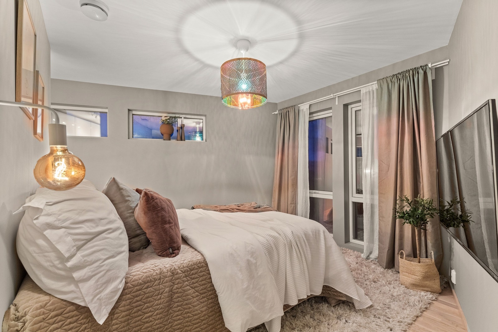 Soverom 1 med 3-stavs parkett på gulv, malte vegger og malt himling Galleribilde