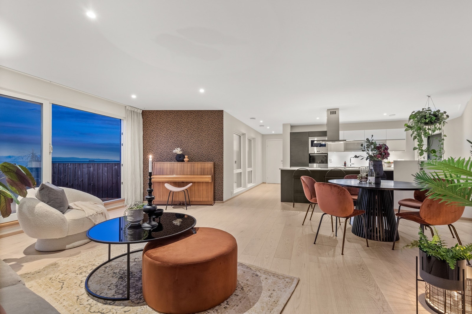 Romslig åpen kjøkken- og stueløsning med god plass til sosiale soner Galleribilde