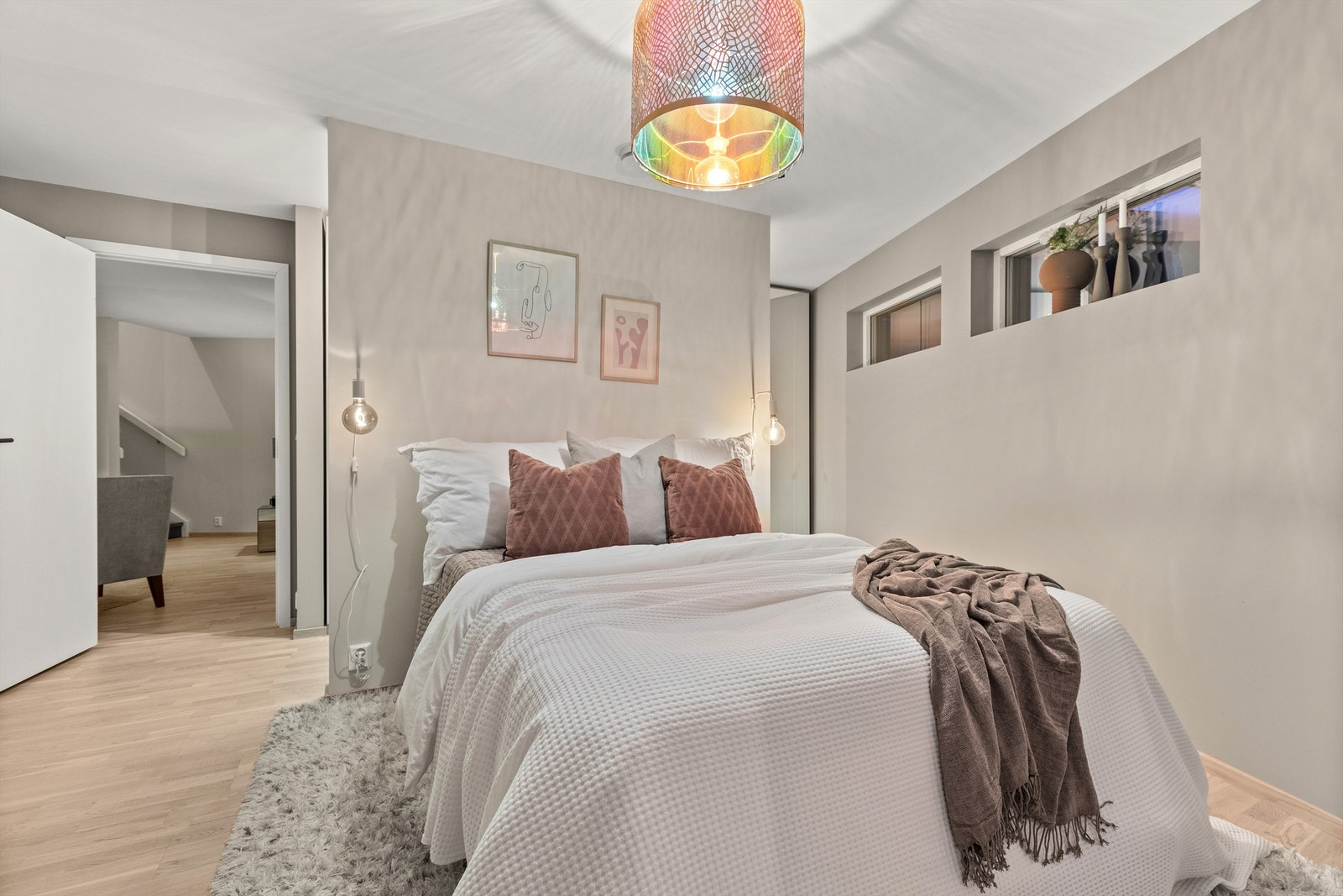 Soverom 1 har en praktisk garderobedel som er delt av med en vegg midt i rommet Galleribilde