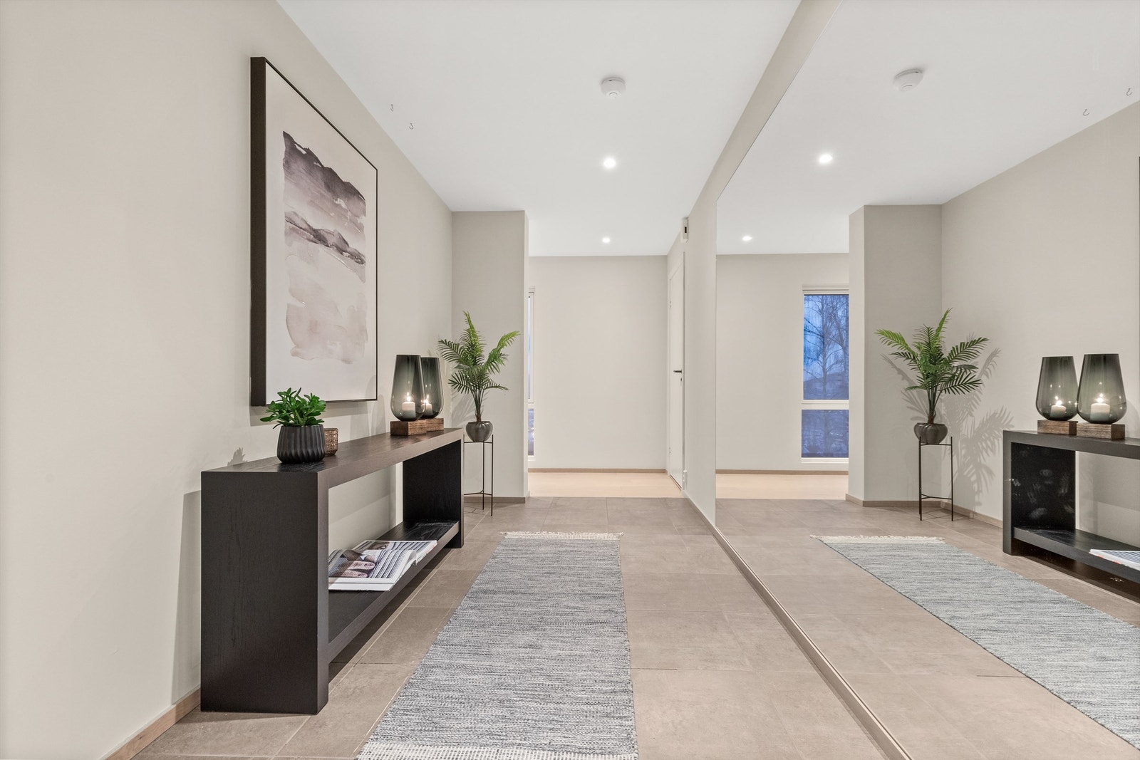 Entré med langsgående speilvegg som gir følelsen av et større rom Galleribilde