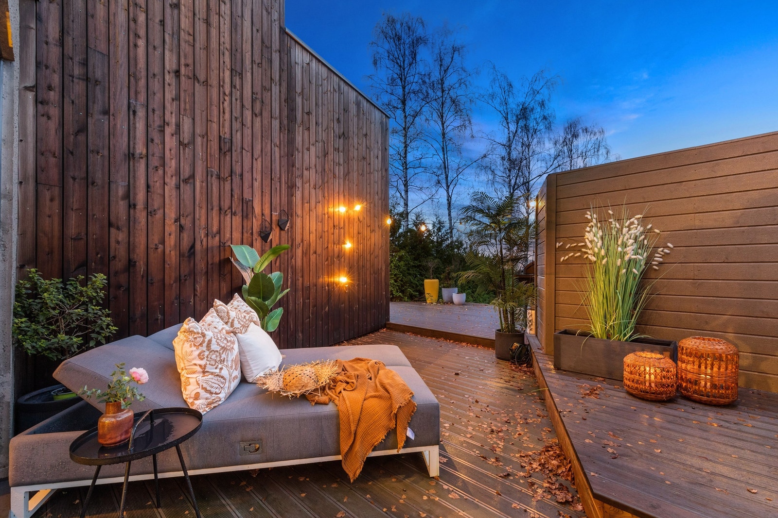 Terrassen er lun og skjermet med levegger Galleribilde