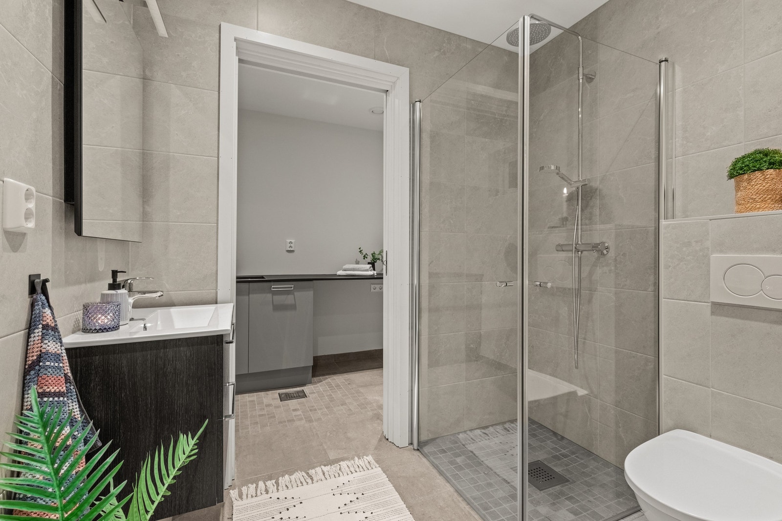 Flislagt bad 1 i 1. etasje med regnfallsdusj og varmekabler Galleribilde