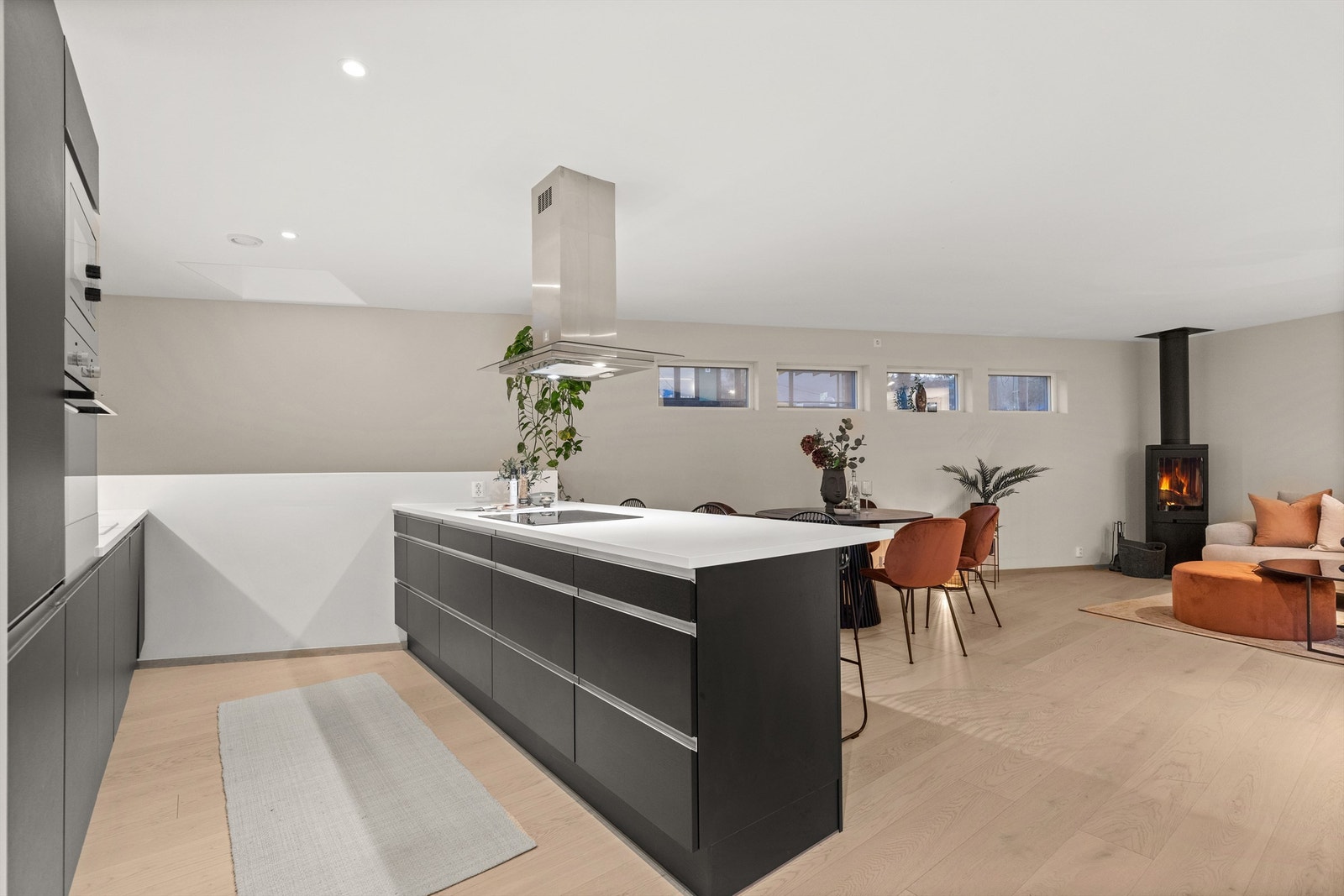 Hele boligens 1. etasje har downlights i tak Galleribilde