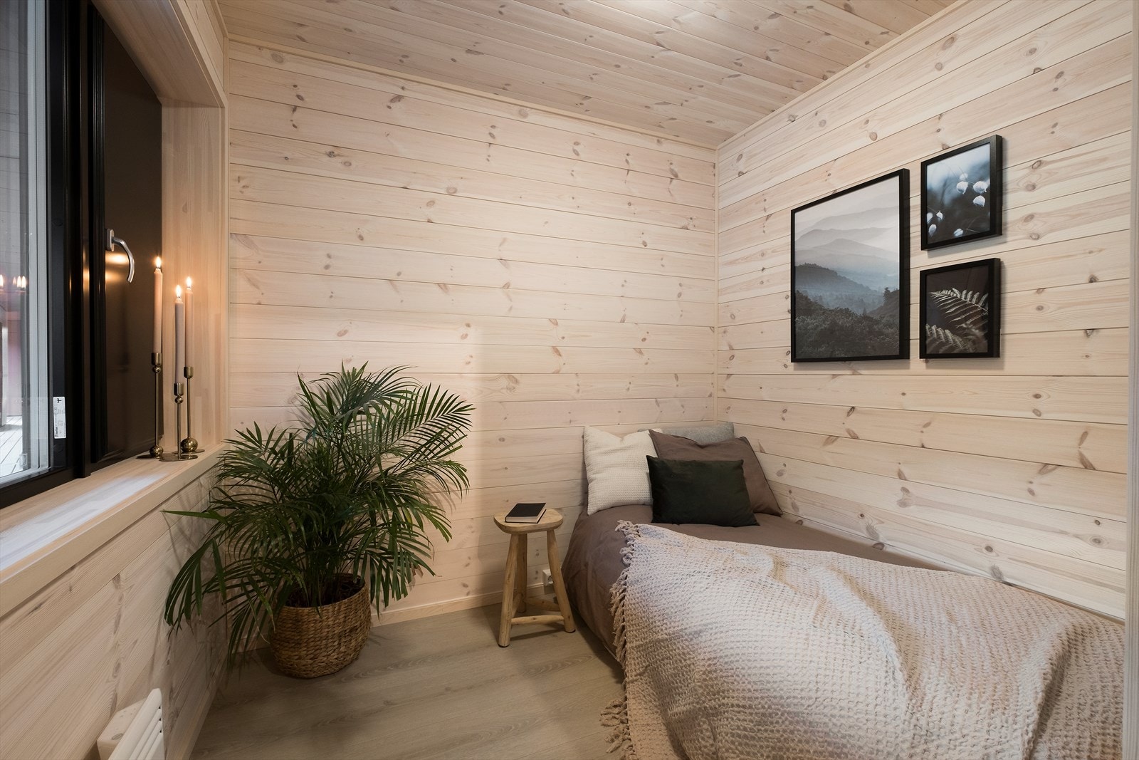 Samme farge på vegger og i tak gir opplevelsen av et større rom, noe som kommer godt med i en arealeffektiv fritidsleilighet. Galleribilde