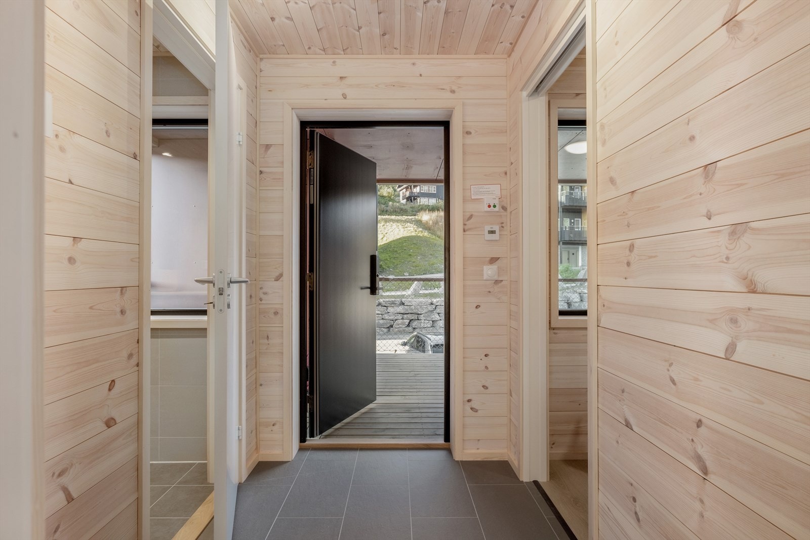 Rett utenfor inngangspartiet har leiligheten er romslig sportsbod. Galleribilde