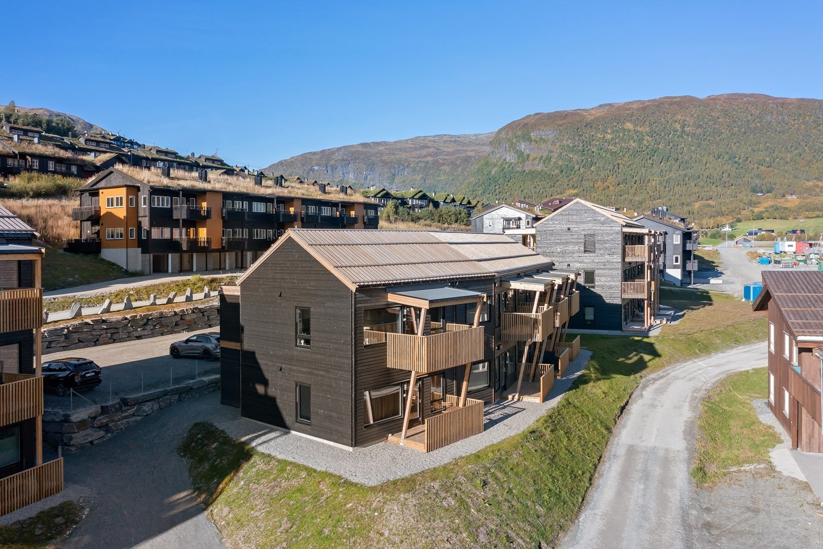 Svoletunet har en god beliggenhet i naturskjønne omgivelser med utsikt rett mot det majestetiske Svolefjellet på 1094 moh. Galleribilde