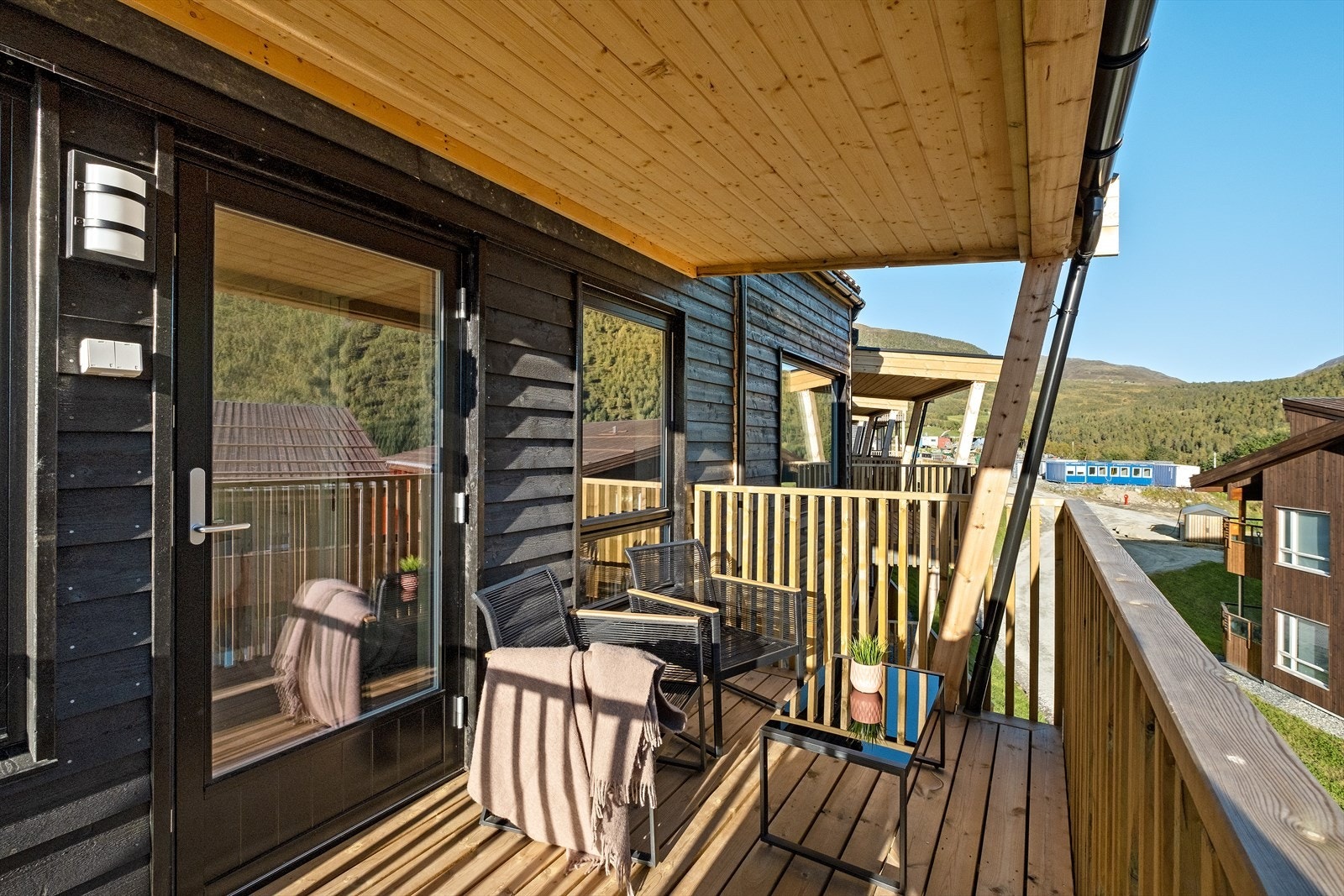 Fra stuen kommer man direkte ut til balkongen. Her kan man nyte lekker utsikt og gode solforhold i alle årstider. Galleribilde