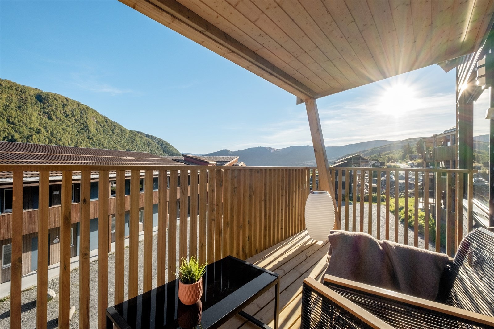 Balkongen er av god størrelse med plass til sittegruppe, grill og annen ønskelig innredning. Galleribilde
