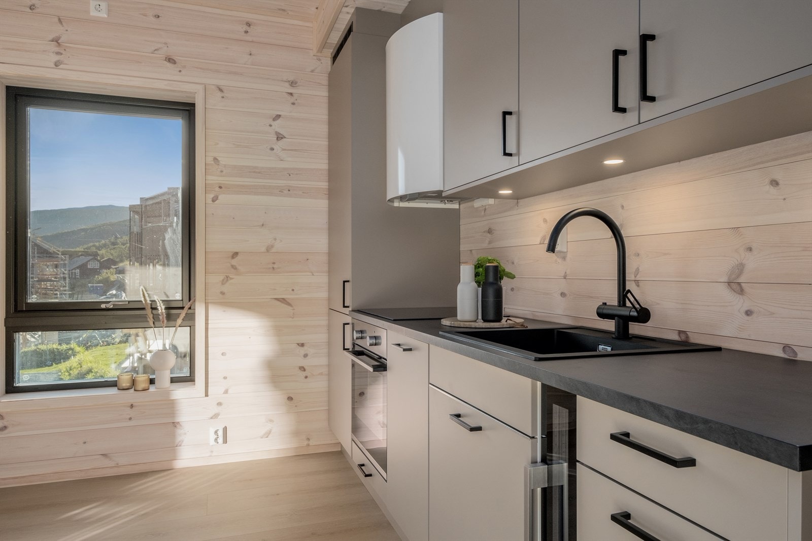 De sorte detaljene på kjøkkenet binder rommet pent sammen med de ellers sorte detaljene, som vinduskarmer og dører. Galleribilde