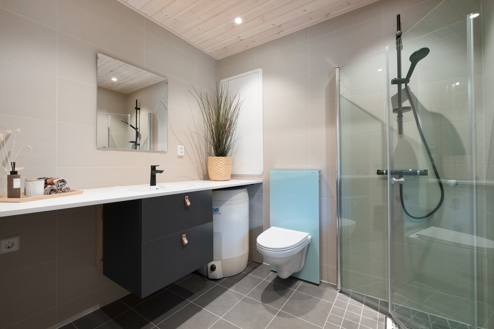 Badet finner man rett ved entreen og er enkelt og minimalistisk innredet. Galleribilde