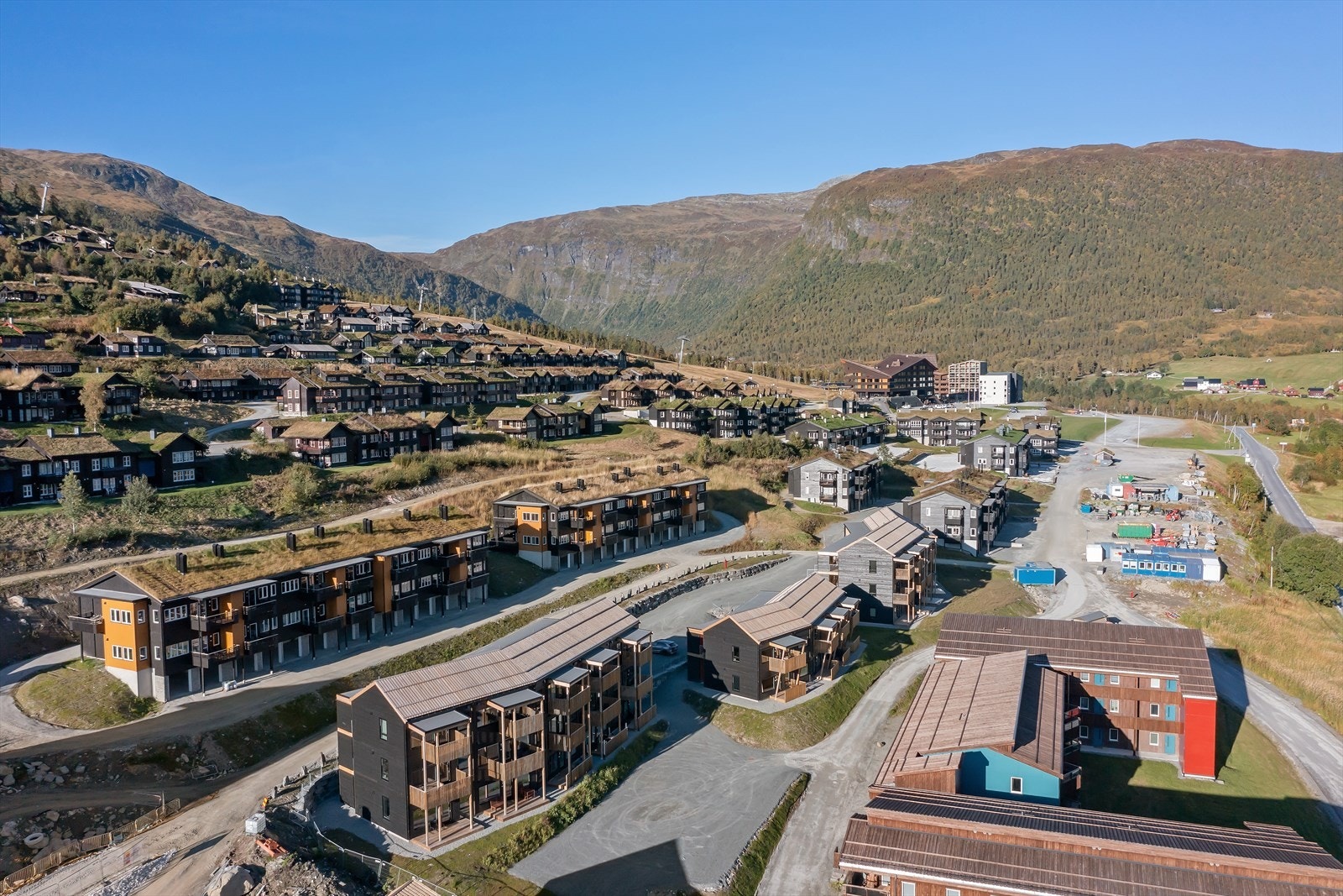 Bare med gåavstand byr endeleiligheten på utallige gode muligheter på aktiviteter og servicetilbud, der bla. alpinbakken, langrennsløyper, sykkelstier og restauranten på hotellet er noen av dem. Galleribilde