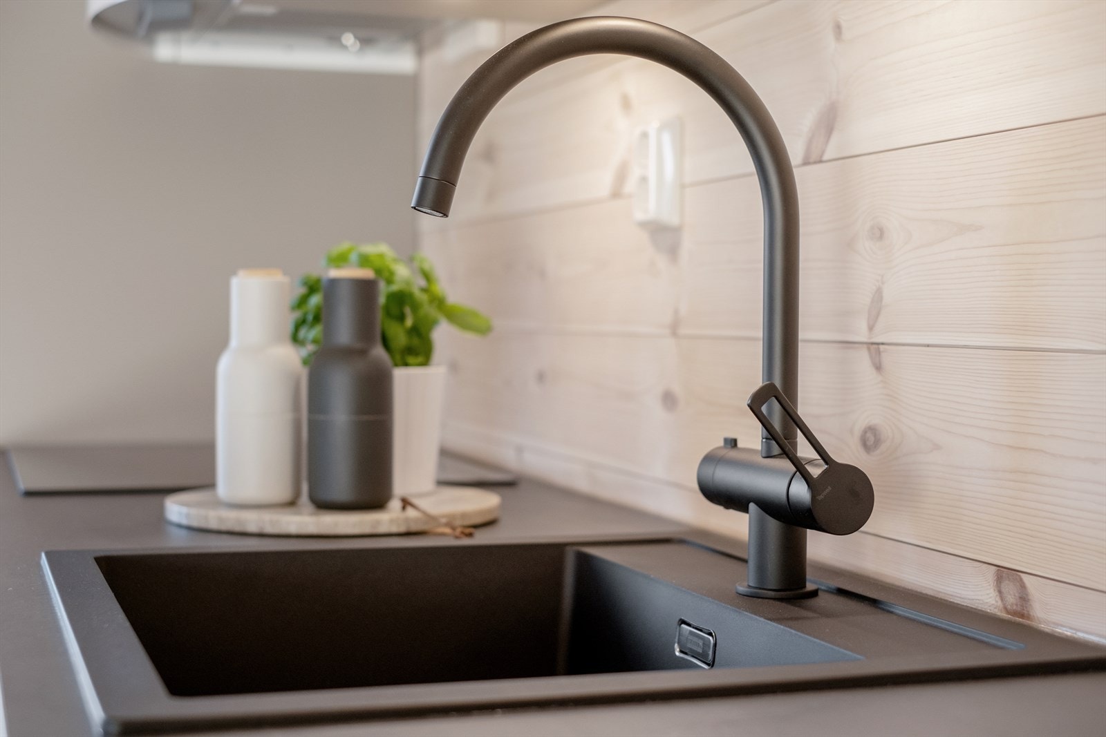 Kjøkkenet er levert av kvalitetsleverandøren Sigdal, alle hvitevarene medfølger salget og er helt ubrukt. Galleribilde