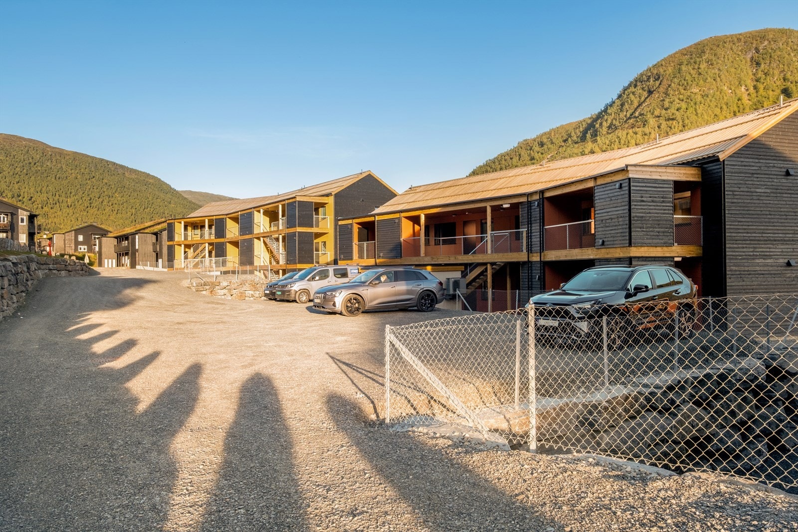 Det er parkering tett til bygget og mulighet for å lade elbil ved hotellet. Galleribilde