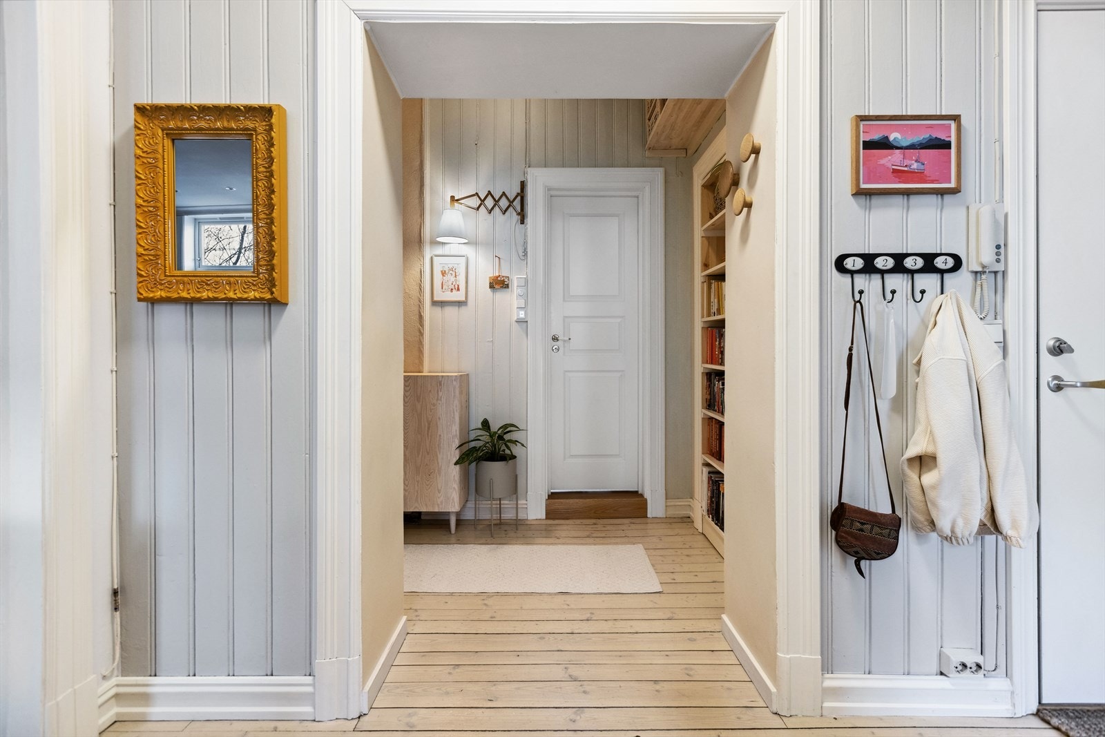 Koselig entré med fine tregulv, veggpanel og innerdører. Galleribilde