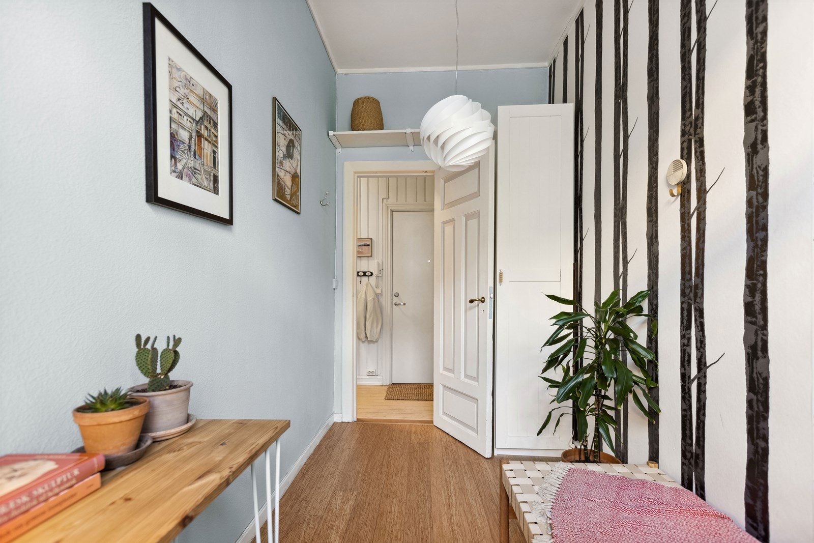 Medfølgende garderobeskap. Galleribilde