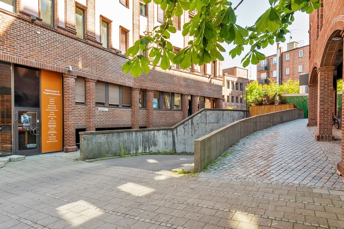 Innkjøring til parkeringsgarasje fra Storgata. Galleribilde