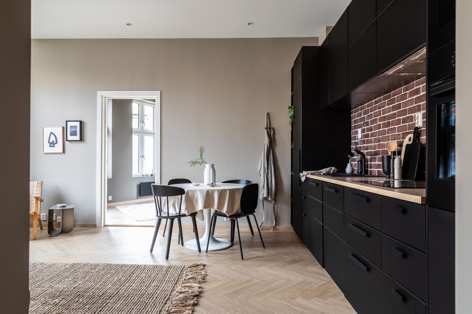 Det er plass til spisebord ved siden av det nye, lekre kjøkkenet Galleribilde