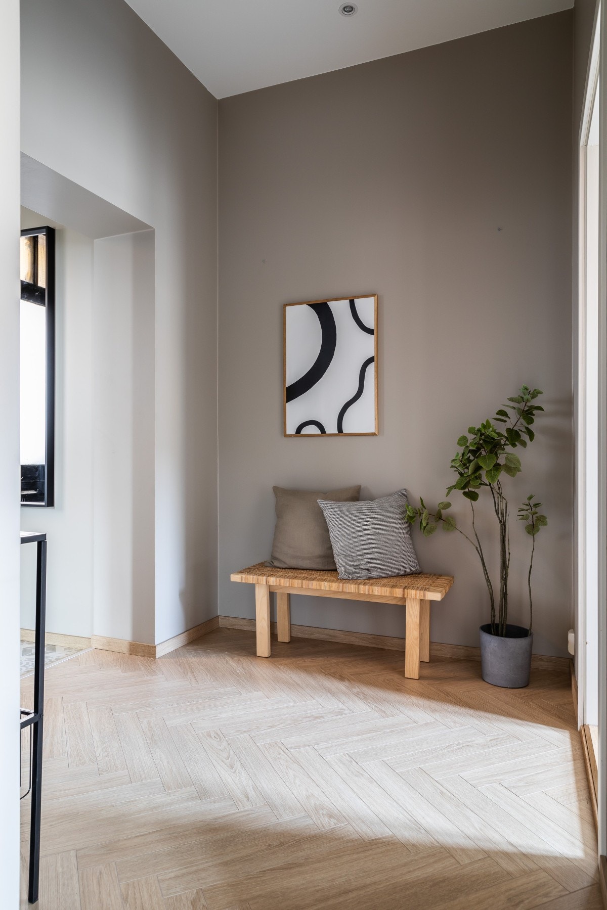 Mellomgang, her har du tilgang på soverom, stue/kjøkken og entré. Det er fine møbleringsmuligheter i gangen. Galleribilde