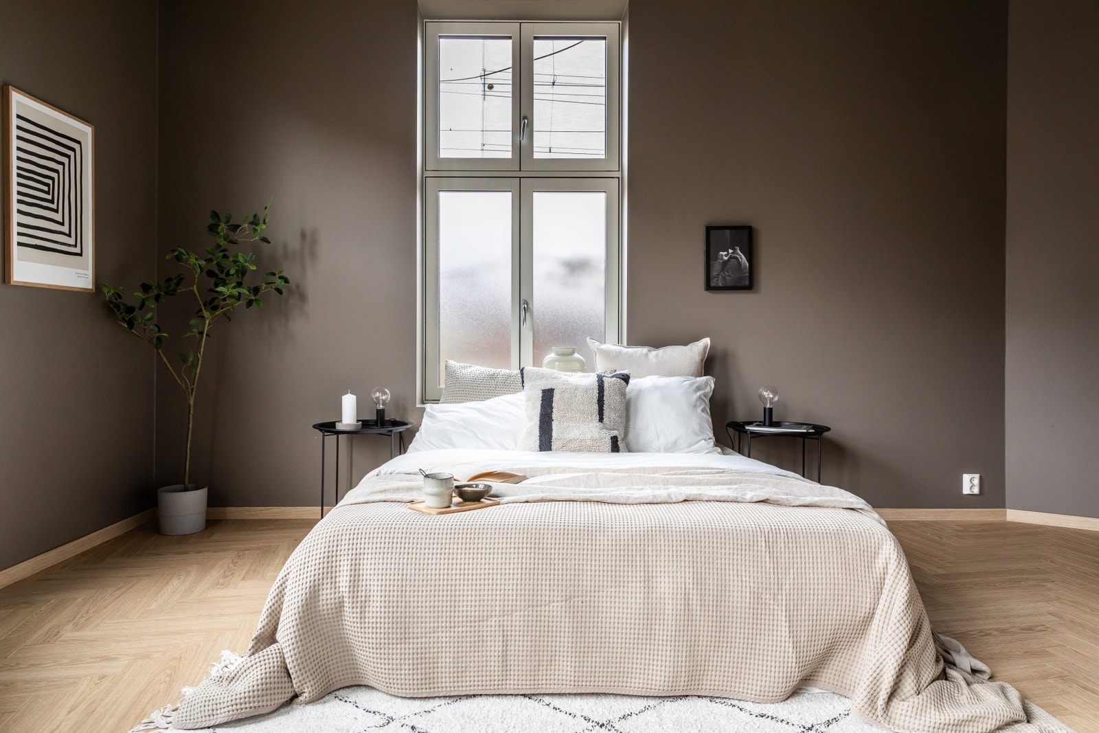 Her er det god plass til dobbeltseng og kommode/garderobe Galleribilde