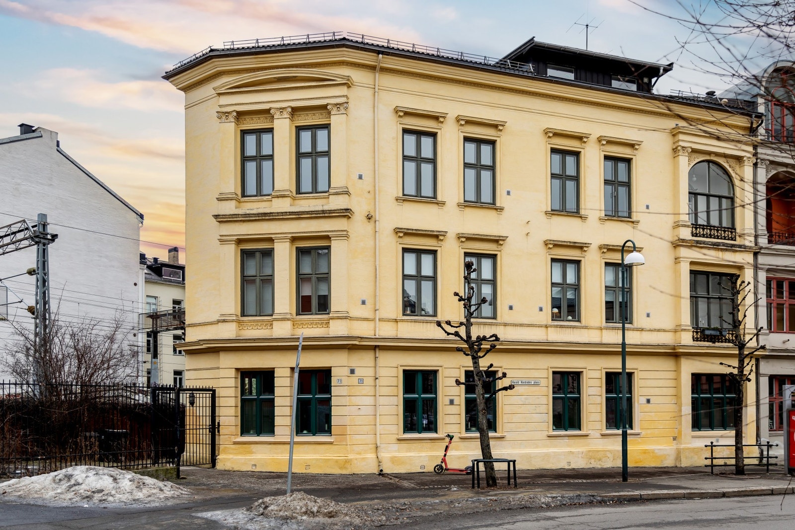En nyoppusset og lekker leilighet i klassisk, sjarmerende bygård Galleribilde