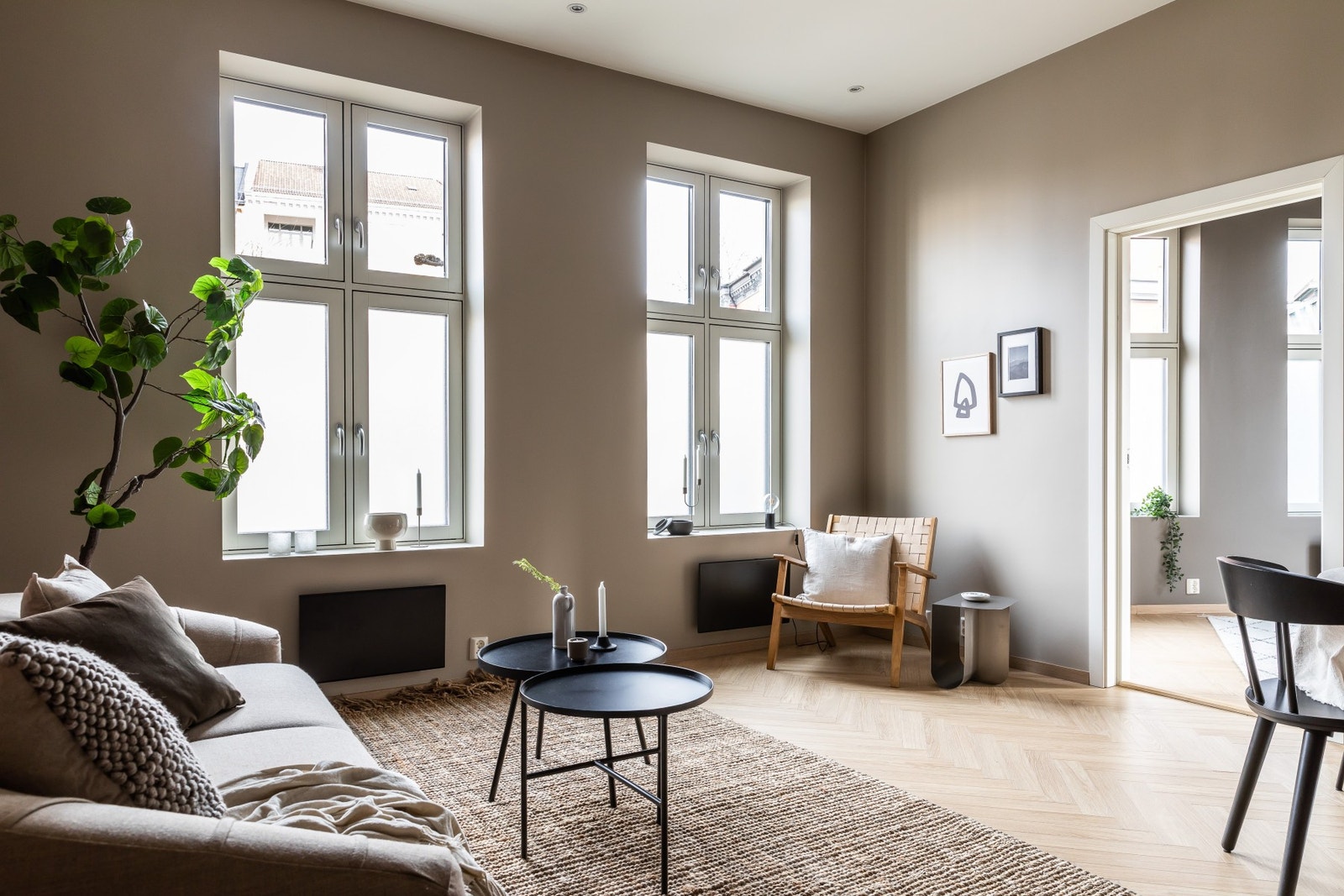 Stuen byr på god plass til både spisebord og sofa, med moderne, åpen løsning til kjøkkenet Galleribilde