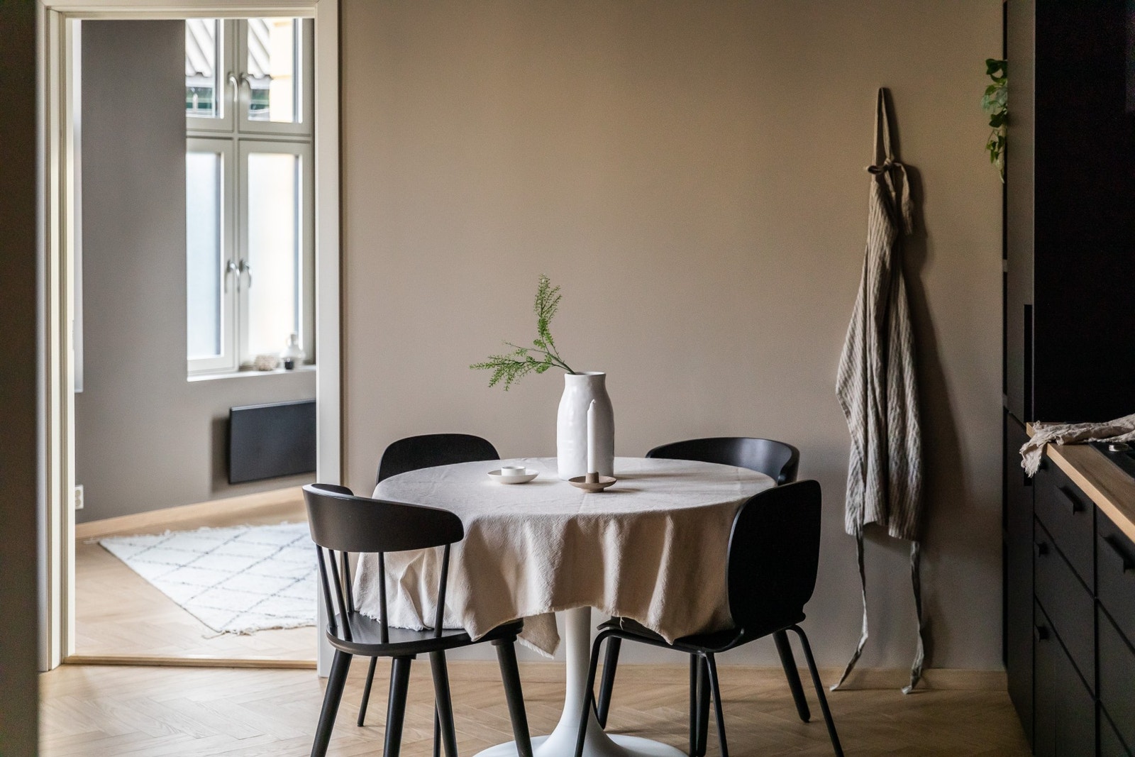 Her har du plass til et hyggelig spisebord, som et godt utgangspunkt på en hyggelig middag Galleribilde