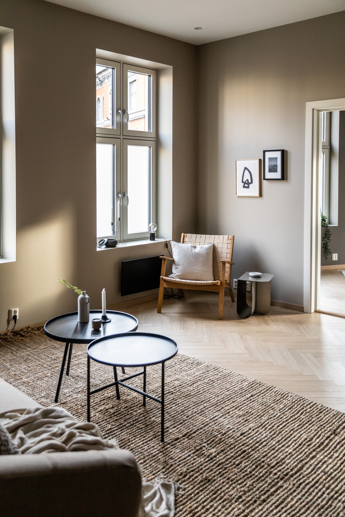 En luftig stue med meget god takhøyde og store vindusflater, noe som gir god romfølelse og godt med naturlig lys Galleribilde