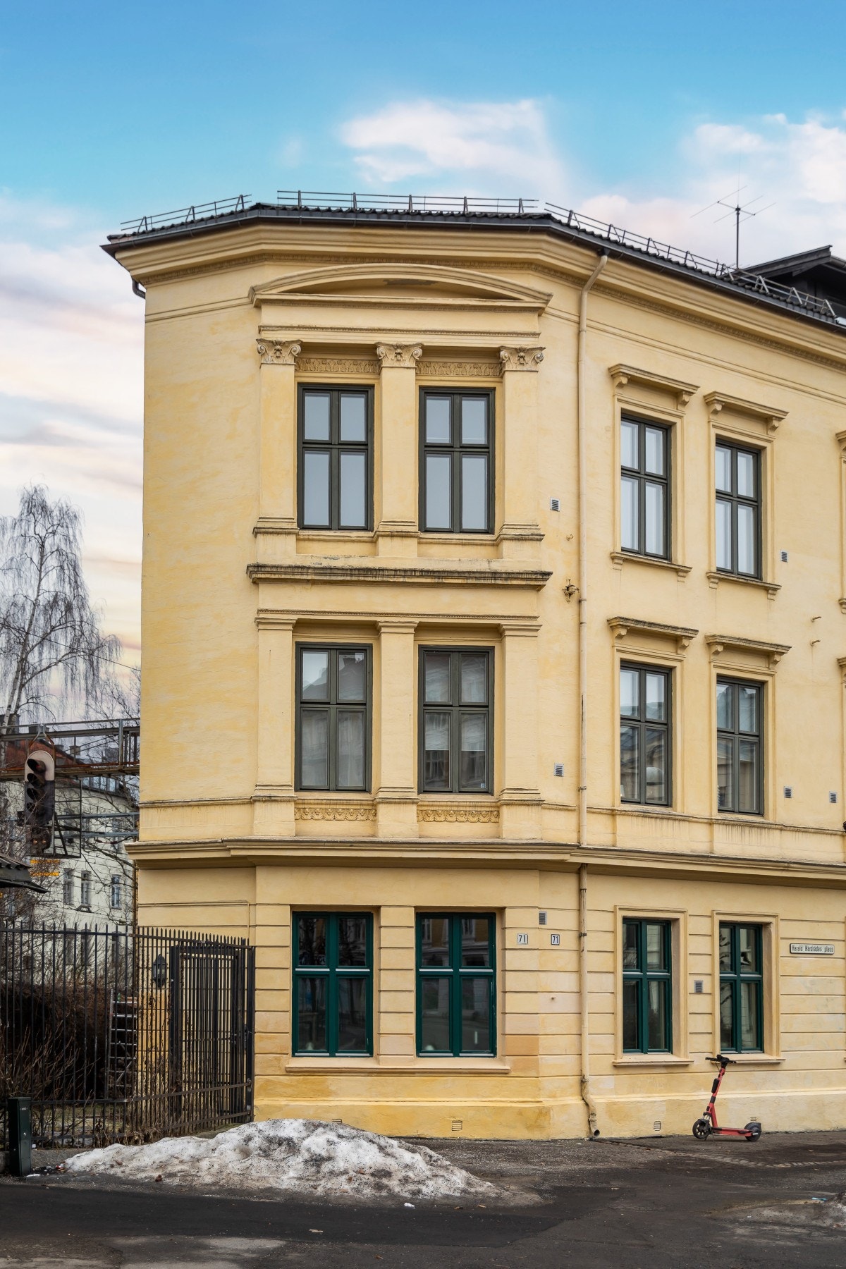 Klassisk, sjarmerende bygård sentralt i byen Galleribilde