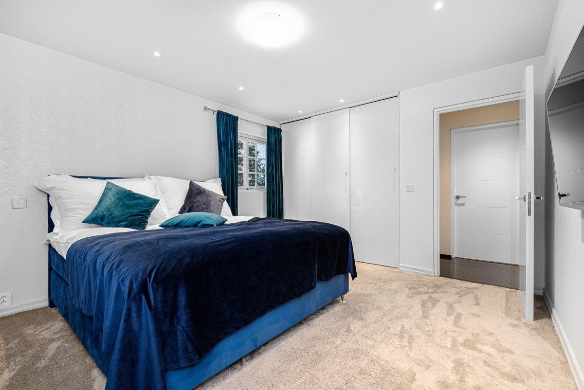 Hovedsoverom med downlights og teppe på gulv. Galleribilde